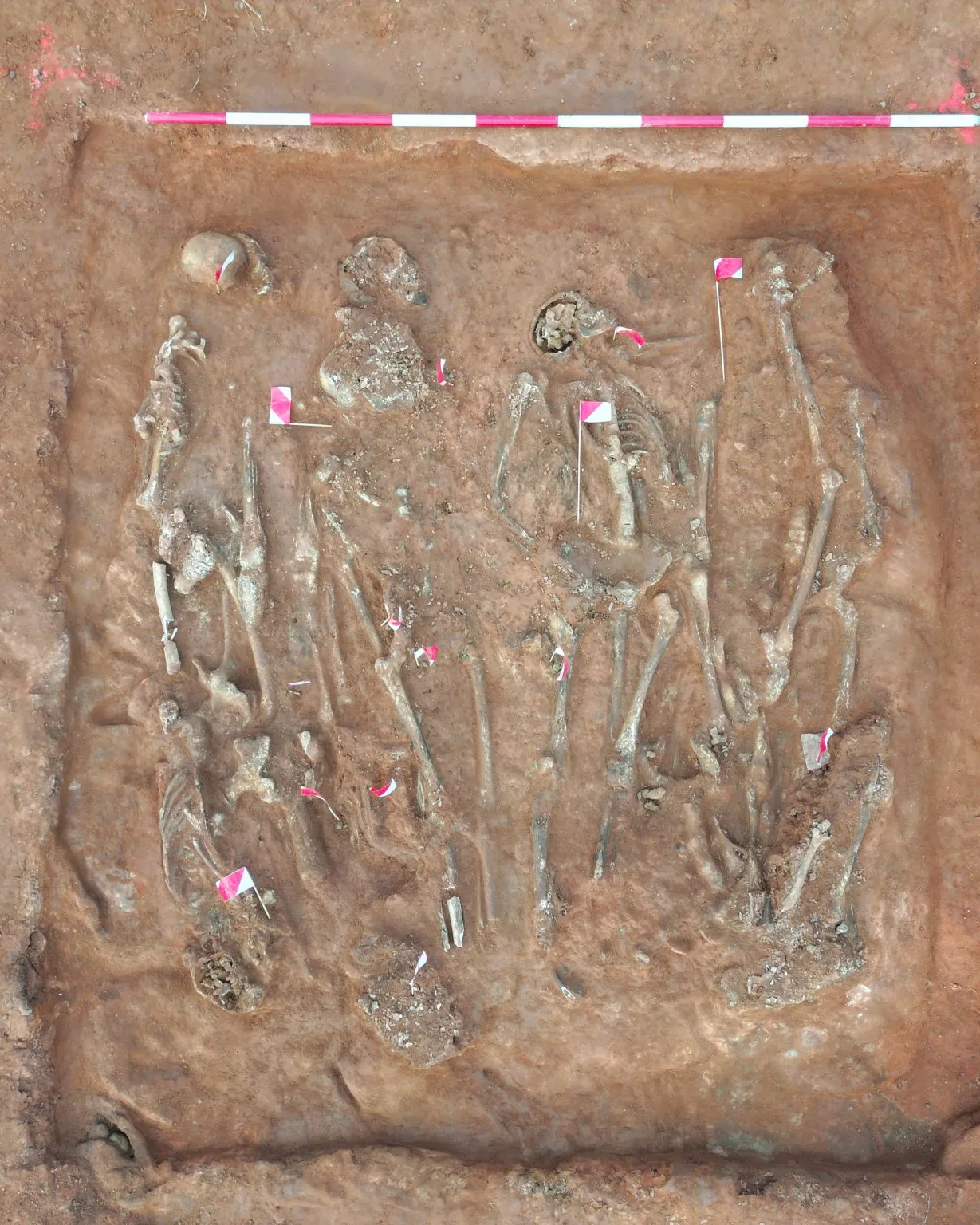 Vědci na Trutnovsku našli v trase D11 hromadné vojenské hroby z 18. a 19. století