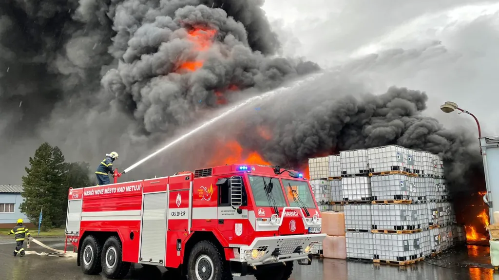 Hasiči bojují s požárem v Novém Městě nad Metují