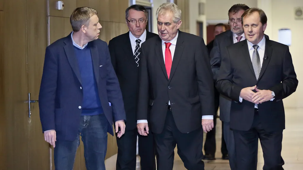 Miloš Zeman přichází do studia