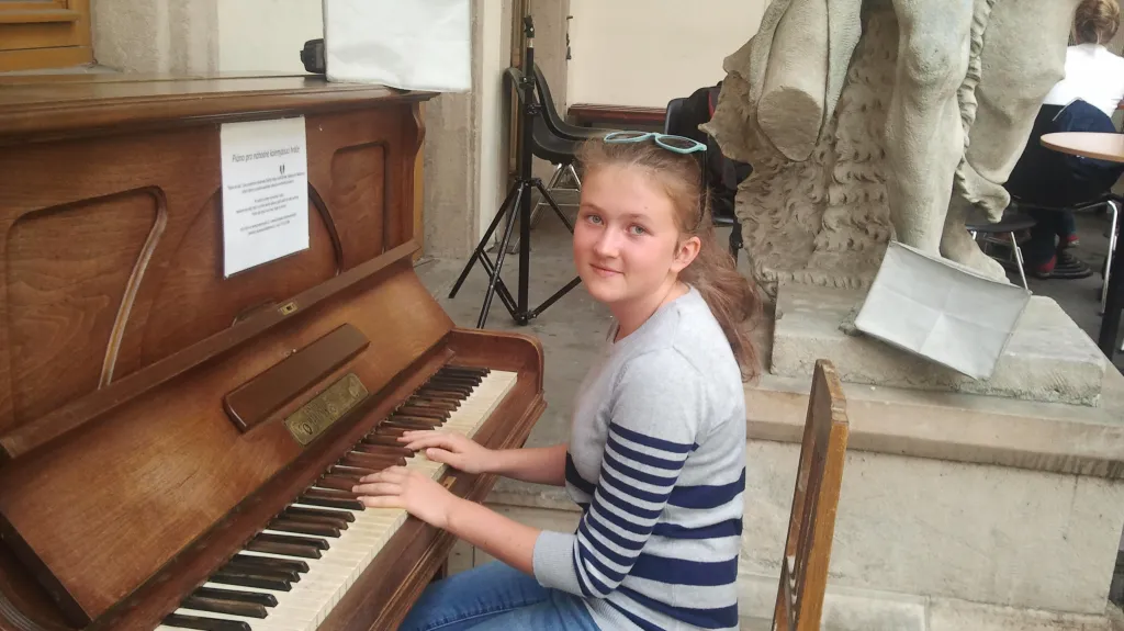 První si na klavír v Brně zahrála čtrnáctiletá Nella