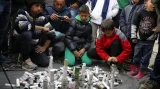 Uprchlíci shromáždili gumové projektily a nádoby od slzného plynu, které byly proti nim použity
