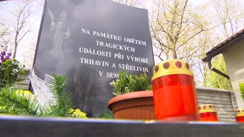 Památník všem obětem továrny v Semtíně