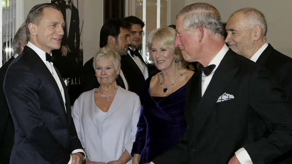 Daniel Craig, Judi Dench, Camilla Parker-Bowles a Princ Charles
