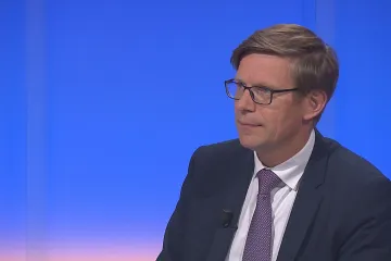 Řízení pod dohledem mentora zlepší bezpečnost na silnicích, míní ministr. Podle expertů cesta správným směrem