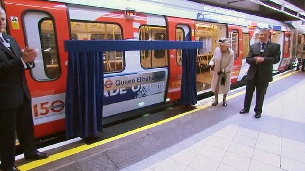 Královna Alžběta II. odhalila soupravu londýnského metra nesoucí její jméno