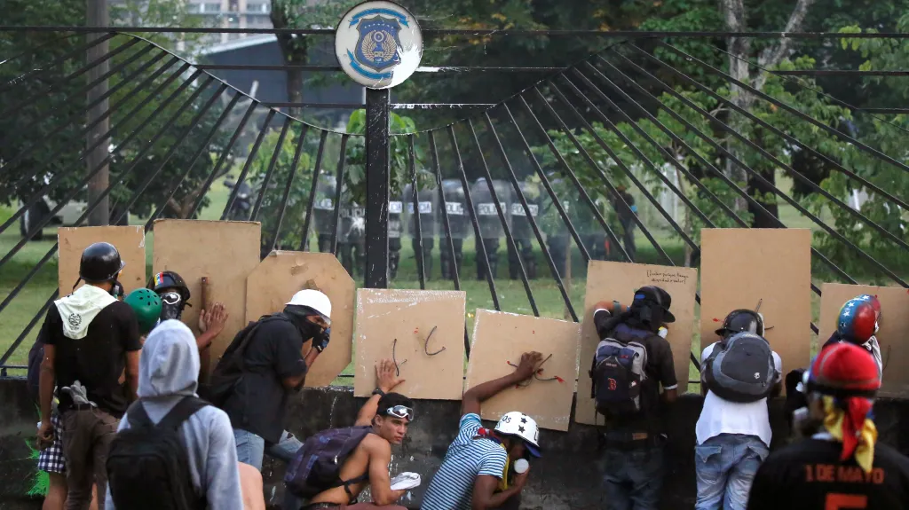 Demonstranti u vojenské základny v Caracasu