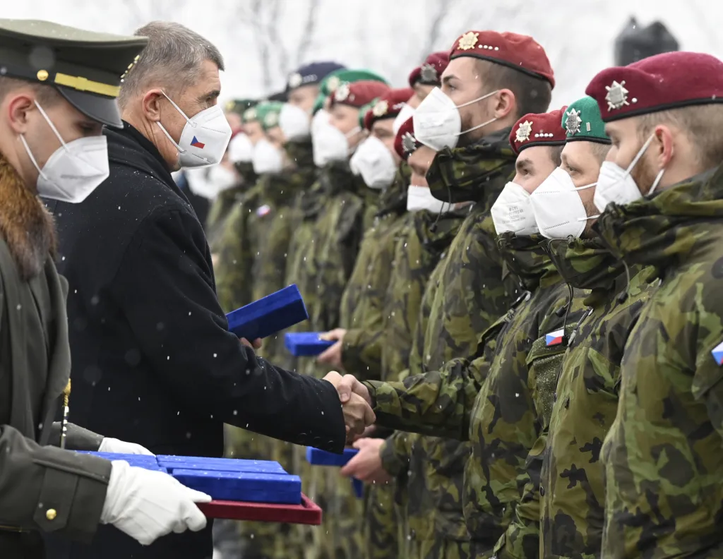 Vláda v demisi ocenila vojáky za jejich pomoc během epidemie koronaviru