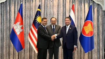 Zleva kambodžský premiér Hun Manet, malajsijský premiér Anwar Ibrahim a thajský premiér Pchúmtcham Večajačaj