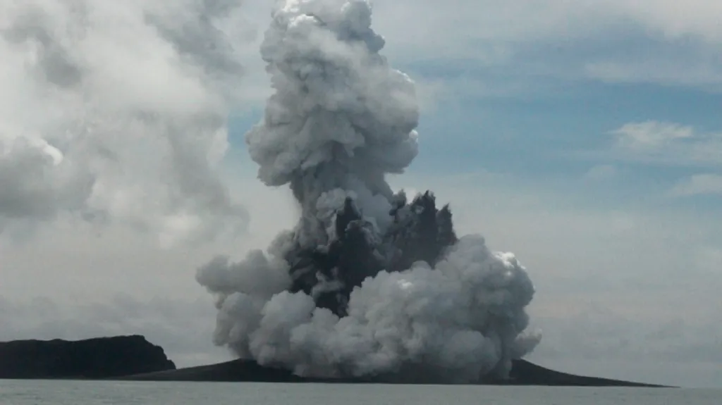 Erupce podmořského vulkánu Tonga