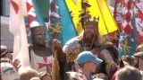 Král Václav IV. přijíždí v poledne do Mikulova