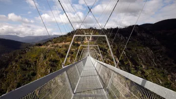 Portugalci otevřeli nejdelší visutý most pro chodce na světě nazvaný „516 Arouca"