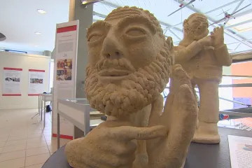 Hluchoslepí po celém světě komunikují Lormovou abecedou. Jejich svět přibližuje nová výstava