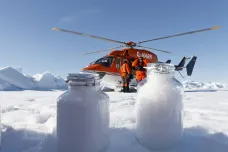 Bílý a plastový. Vědci našli umělé hmoty ve sněhu od Arktidy po Alpy