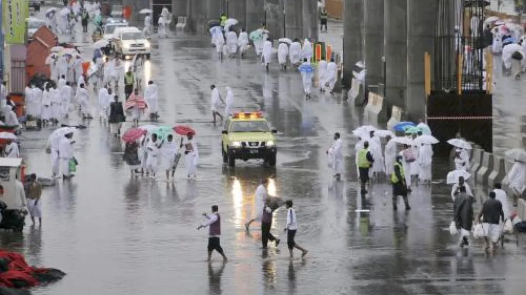 Déšť překvapil poutníky v Mekce
