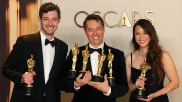 Nejlepší film: Anora, režisér Sean Baker (uprostřed) s producenty Alexem Cocoem a Samanthou Quanovou