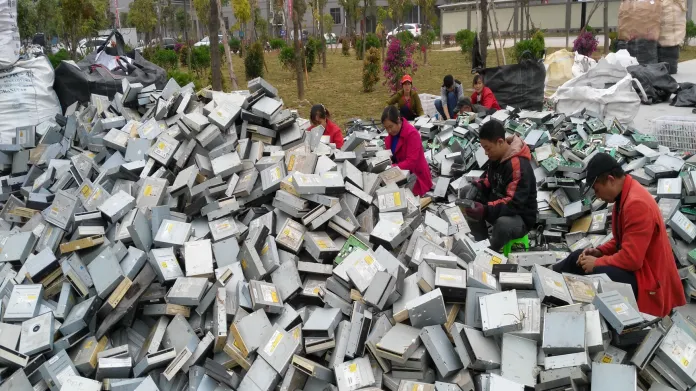 Dělníci třídící elektronický odpad – počítačové disky