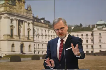 Fiala mluvil se Zelenským. Česko pošle Ukrajině tuny pohonných hmot a tisíce kulometů