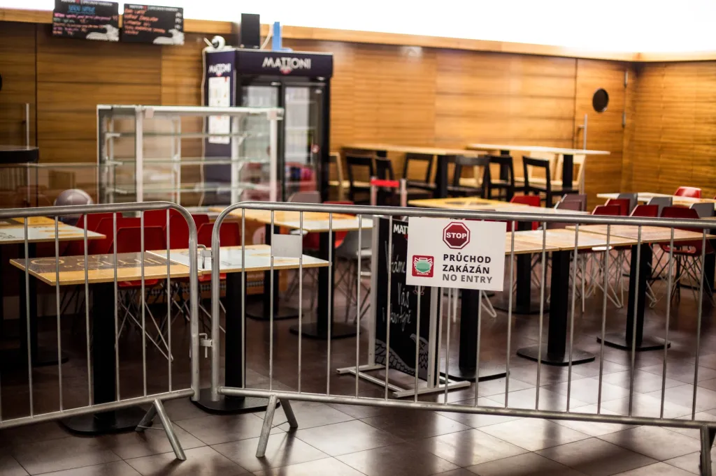 Kavárna v suterénu je zavřená. Občerstvení si musí návštěvníci přinést vlastní