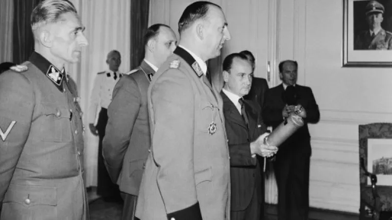 Kurt Daluge přichází na Pražský hrad. Během dalších dnů rozpoutá v Protektorátu teror. Zdroj: ČTK