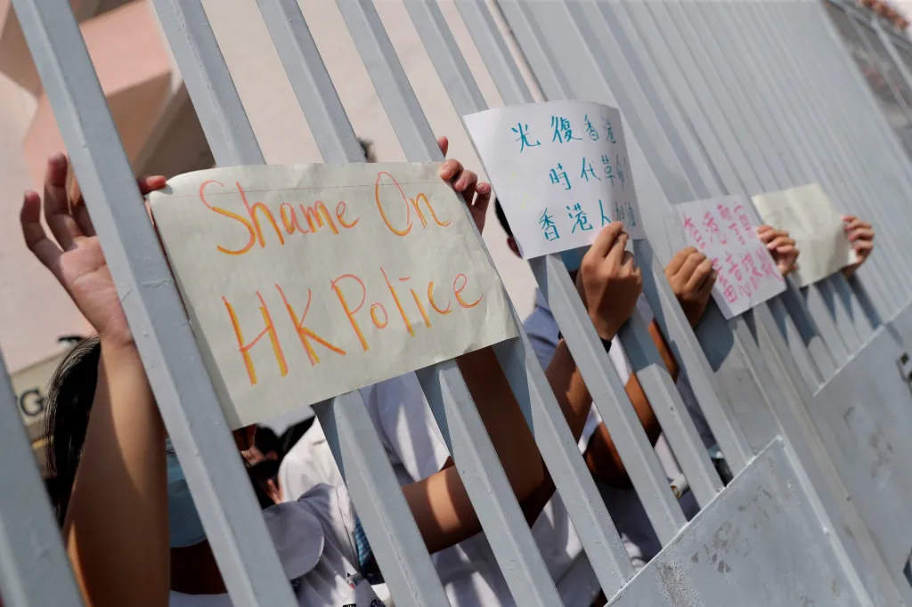 „Styď se, hongkongská policie,“ vyzývají letáky studentů