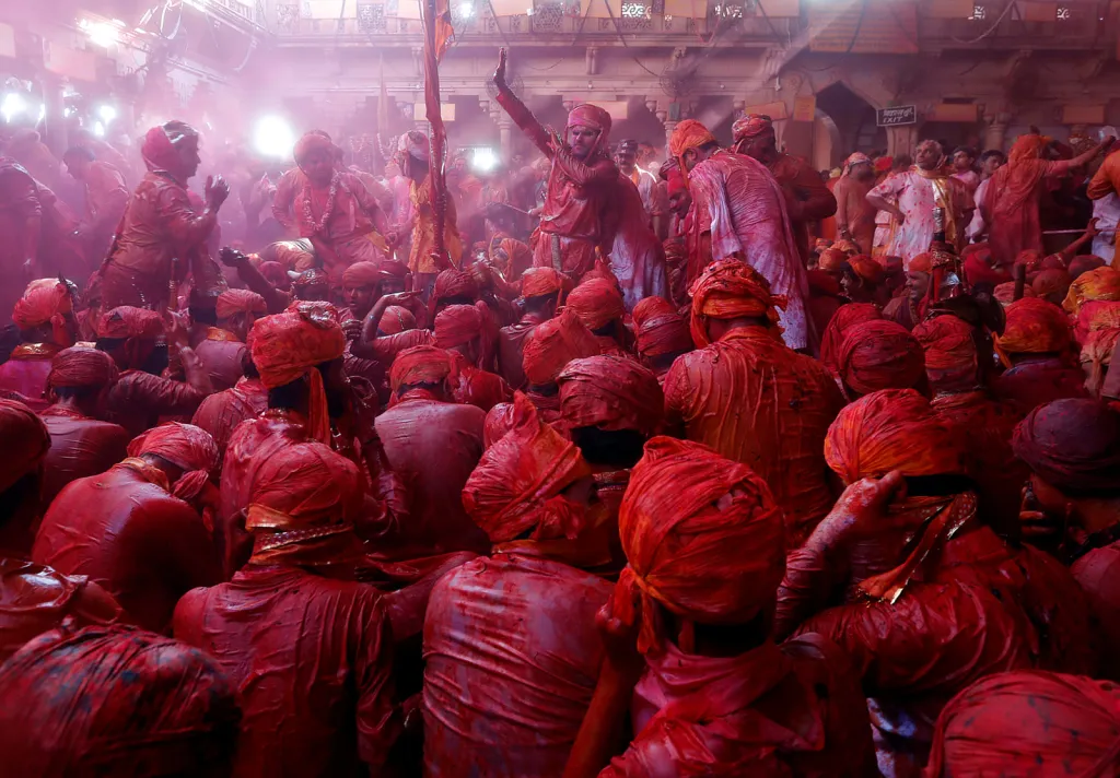 Oslava hinduistického svátku barev Hólí v indickém městě Barsana