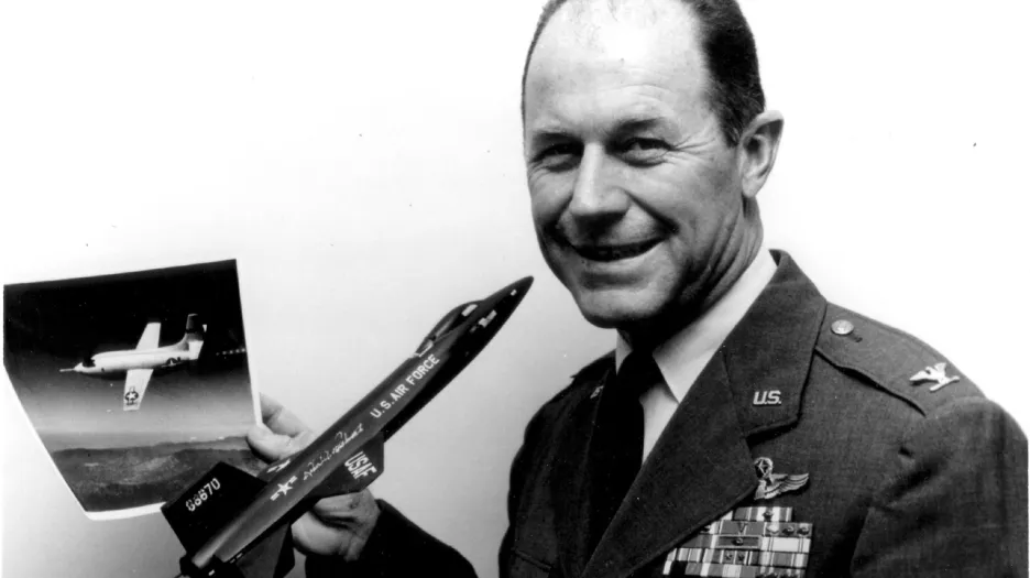 Chuck Yeager už jako velitel, v ruce má model letounu North American X-15