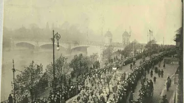 Vojsko, které přísahalo Československé republice, se ubírá špalírem lidí na nábřeží u mostu Legií směrem na Václavské náměstí.