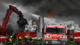 Hasiči zasahují u požáru skládky u obce Rynholec