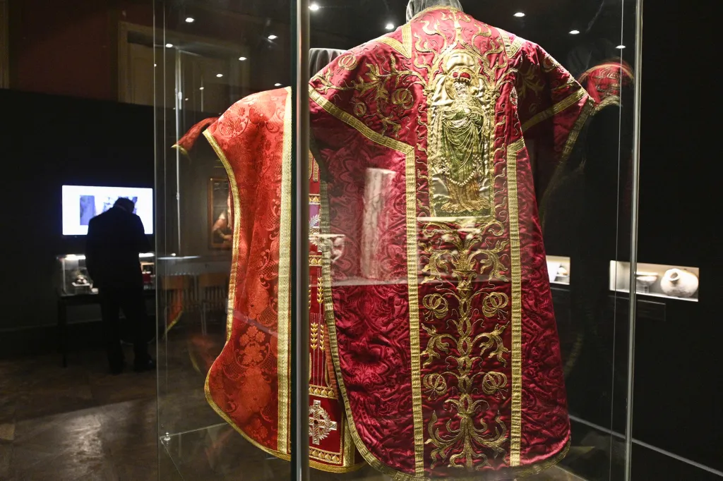 Hlavní kurátor výstavy Vladimír Kelnar upozornil také na prezentaci jedné z textilií, do nichž byly uloženy ostatky světice: „Odpočívaly v hrobě svatojiřské baziliky od dob, kdy tento hrob otevřel naposledy Karel IV. Ten dal ostatky vložit do truhlice, obalit látkami, byly opatřeny jednotlivými pečetěmi. Tyto pečetě uvidí veřejnost rovněž poprvé.“