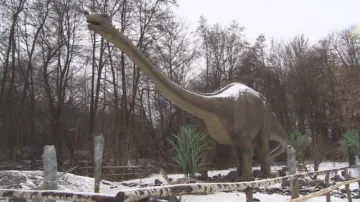 Zasněžení dinosauři ve vyškovském dinoparku