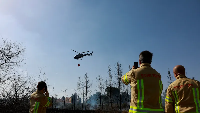 Izraelští hasiči využívají k hašení požárů také helikoptéry
