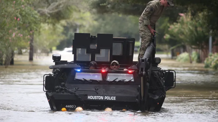 Policie v zaplavených ulicích Houstonu