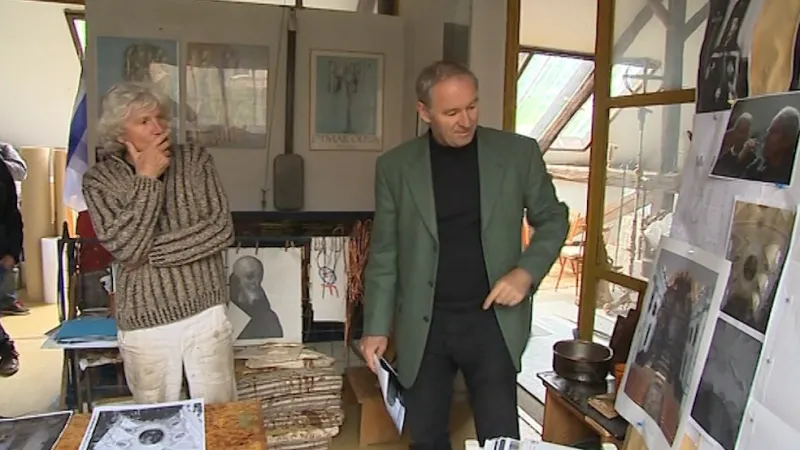 Umělec má doma více než tunu liturgických předmětů