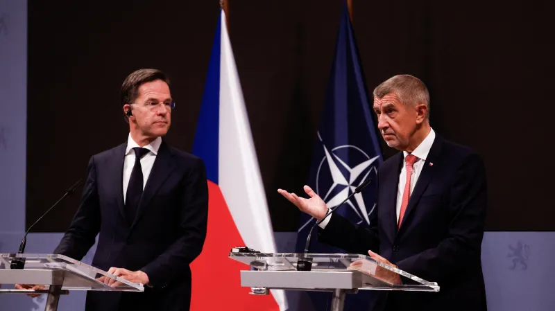 Generální tajemník NATO Mark Rutte a český premiér Andrej Babiš (ANO) na tiskové konferenci, 16. dubna 2026