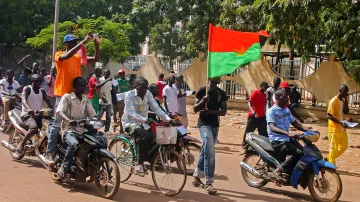 Lidé v Ouagadougou slaví konec vlády prezidenta Compaorého