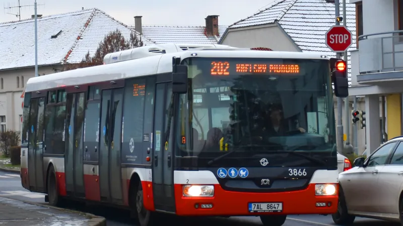 Změna v pražské MHD: Poslední den v pravidelném provozu vyjely karosy už jen na předem vybrané linky. Na lince 202, která byla jednou z domén vysokopodlažních autobusů, už je nahradily novější vozy SOR