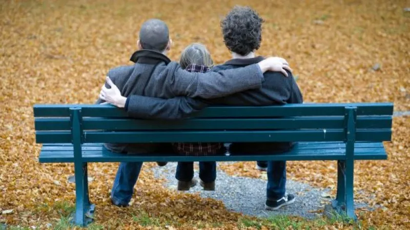 Homosexuálové by si mohli osvojit potomky svých partnerů