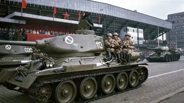 Tank T-34 na vojenské přehlídce na Letné za komunismu