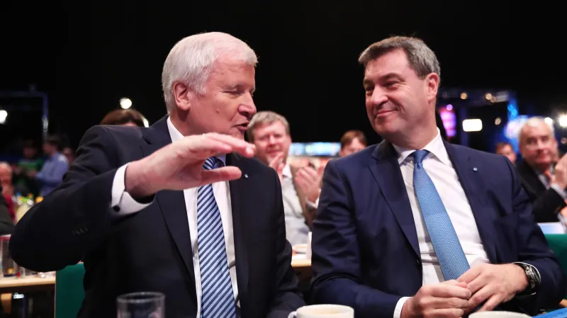 Seehofer a Söder během sjezdu CSU