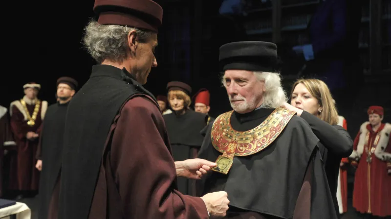 Odstupující rektor JAMU předal insignie svému nástupci Petru Oslzlému