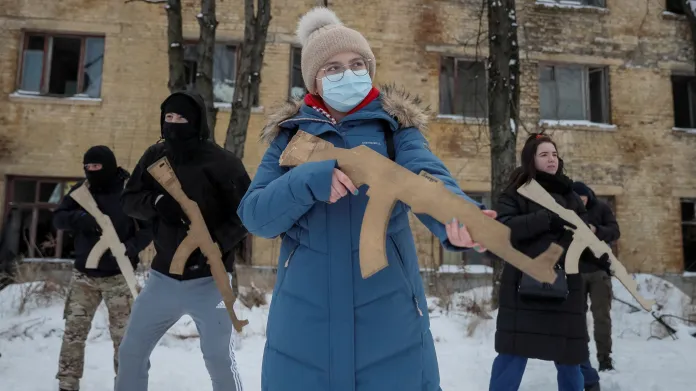 Ukrajinští civilisté se cvičí v boji