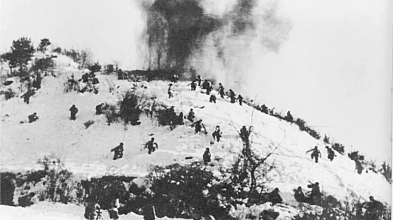 Čínští vojáci ve sněhu dobývají americké pozice