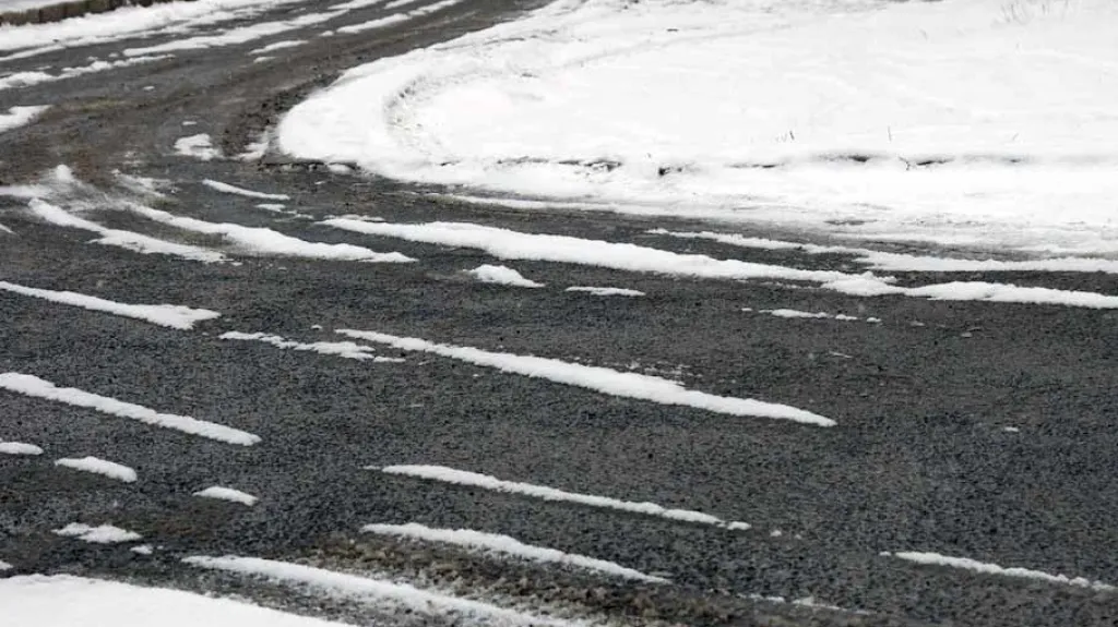 Zasněžená silnice