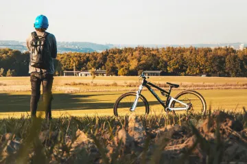 Začíná cyklistická sezona. Jaká pravidla je třeba na kole dodržovat?