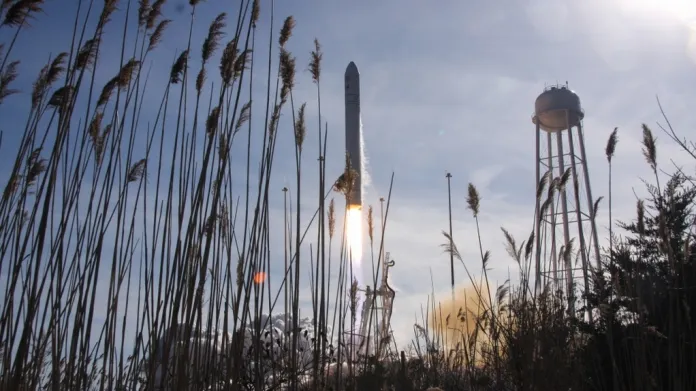 Raketa Antares vynáší loď Cygnus do vesmíru