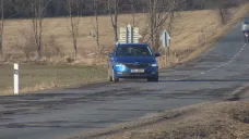 Auto se vyhýbá dírám na krajské silnici na Vysočině