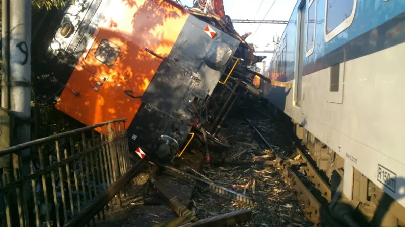 Pracovní vlak se naklání přes zábradlí mostu