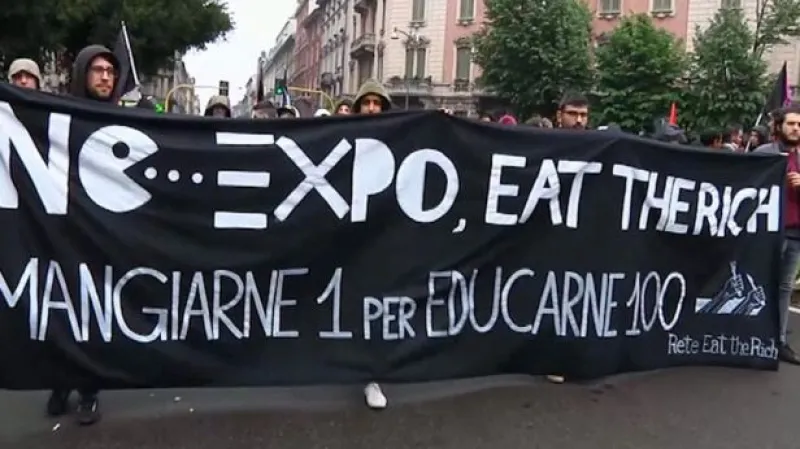 Hlasy nespokojenců ve zvuku výbuchů zanikají