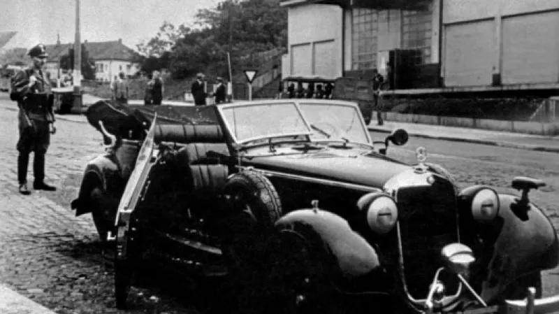 Zničený Mercedes na místě činu obklopují vyšetřovatelé Gestapa. Zdroj: ČTK