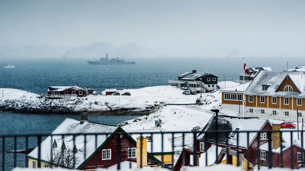 Loď dánského námořnictva vyplouvá z grónského hlavního města Nuuk, 18. ledna 2026